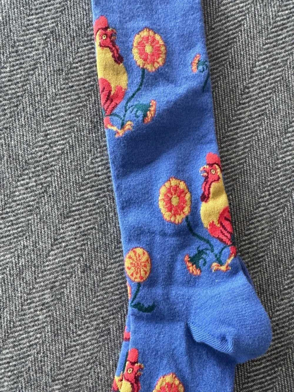 NWT, SOCK IT TO ME KNEE HIGH SOCKS, IN DARLING RISE AND SHINE PATTERN